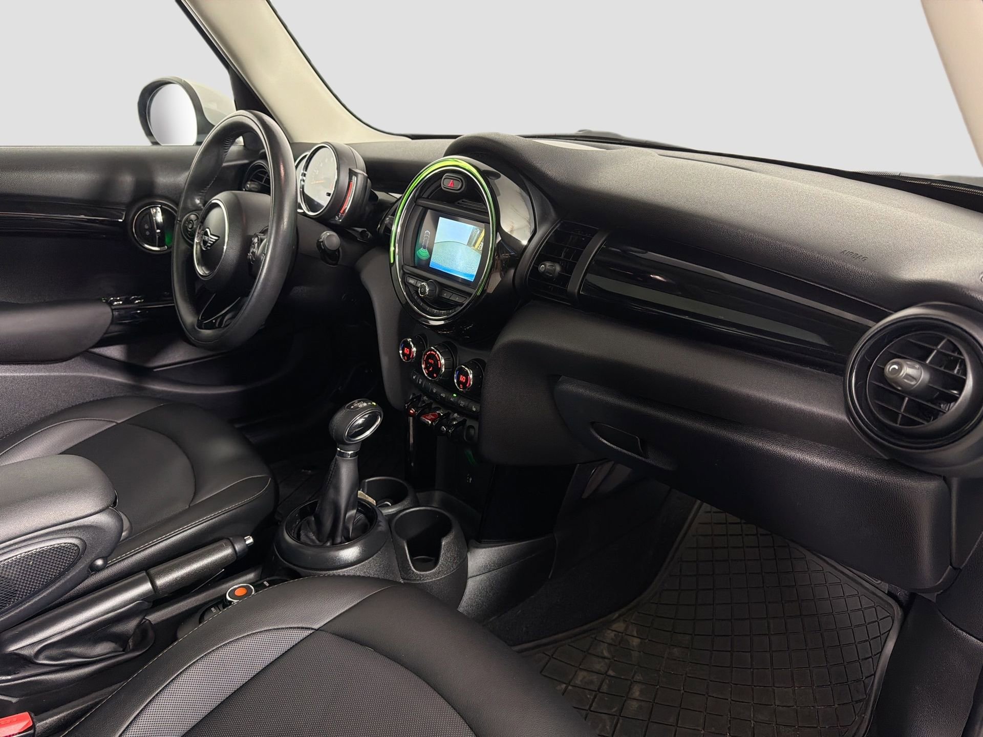 Used 2019 MINI Cooper 4-Door Hardtop w/ Storage Package image 31