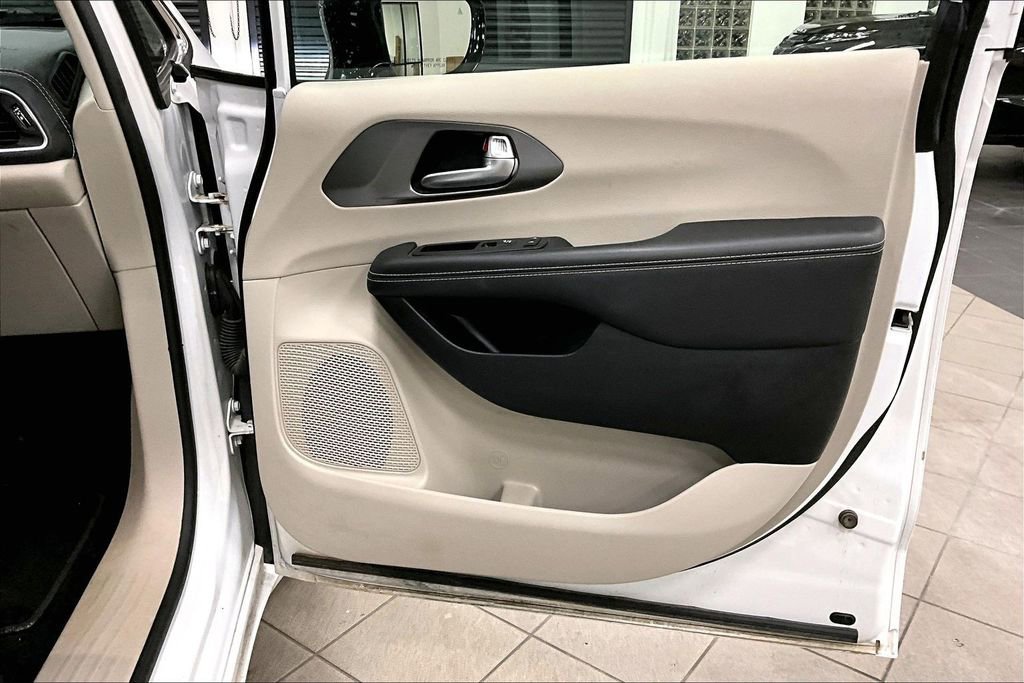 Used 2024 Chrysler Pacifica Select image 29