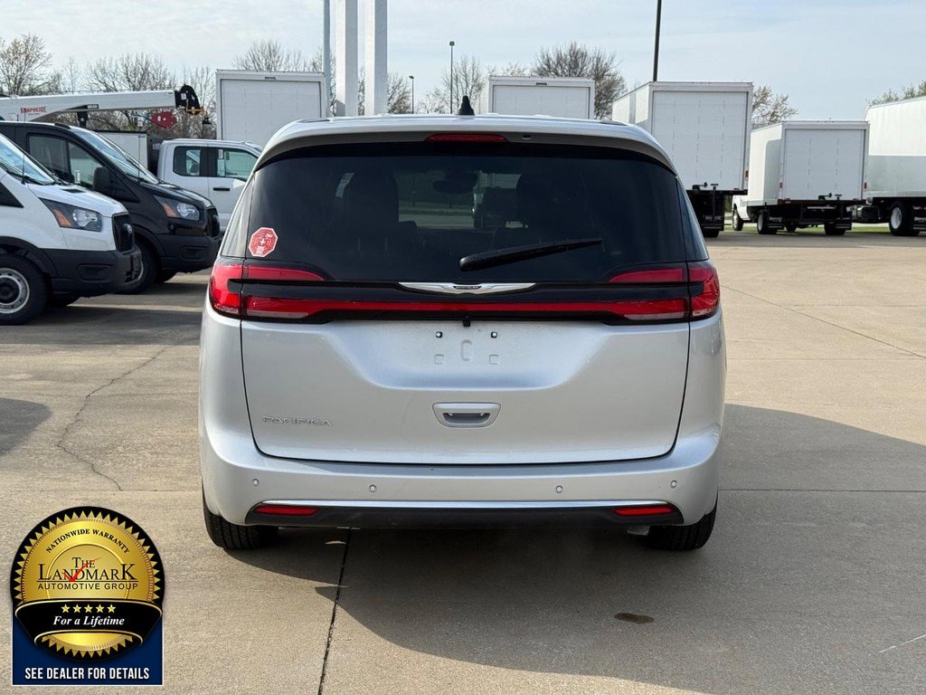 Used 2026 Chrysler Pacifica Select image 5