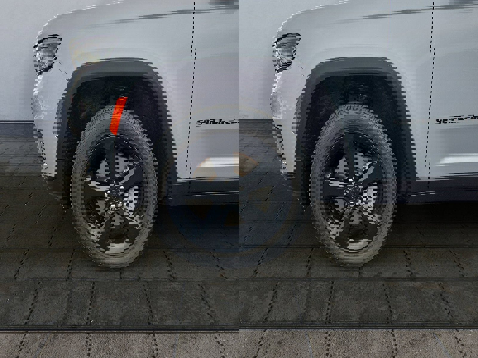 Used 2023 Jeep Grand Cherokee L Laredo image 27