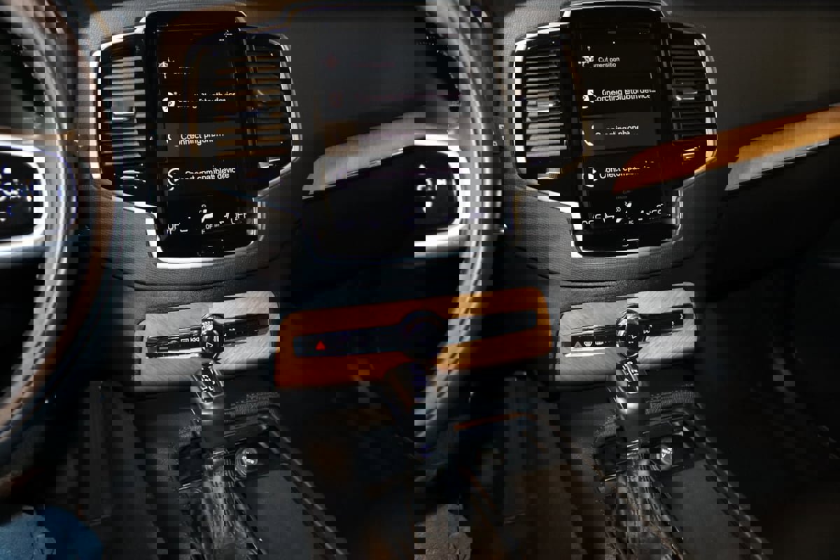 Used 2022 Volvo XC90 T6 Momentum w/ Advanced Package image 38