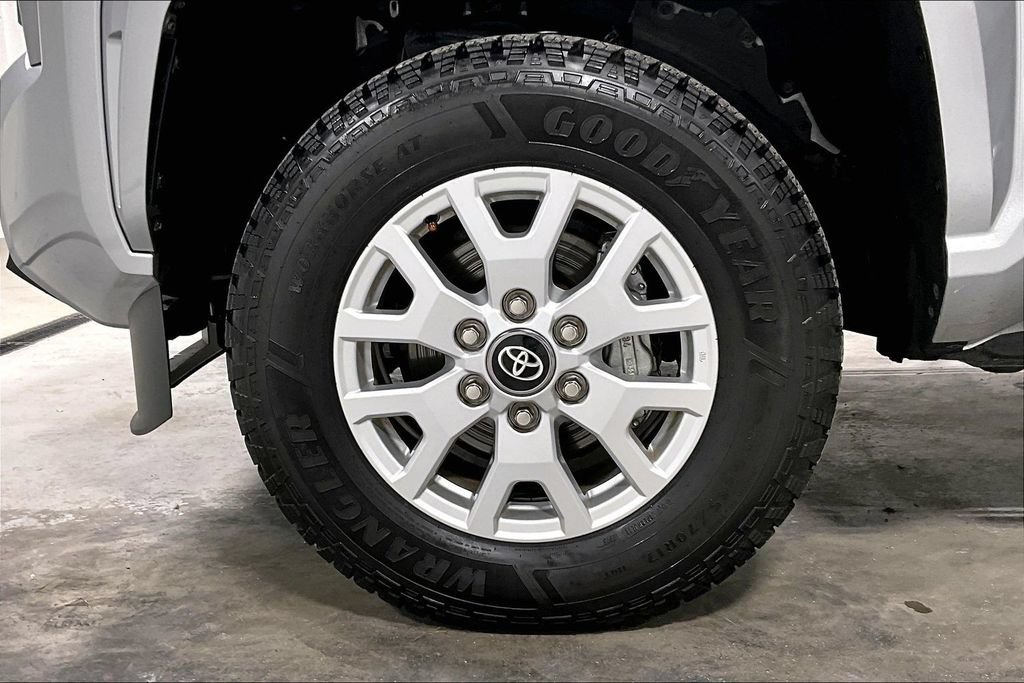 Used 2025 Toyota Tacoma SR5 AWD/4WD image 10