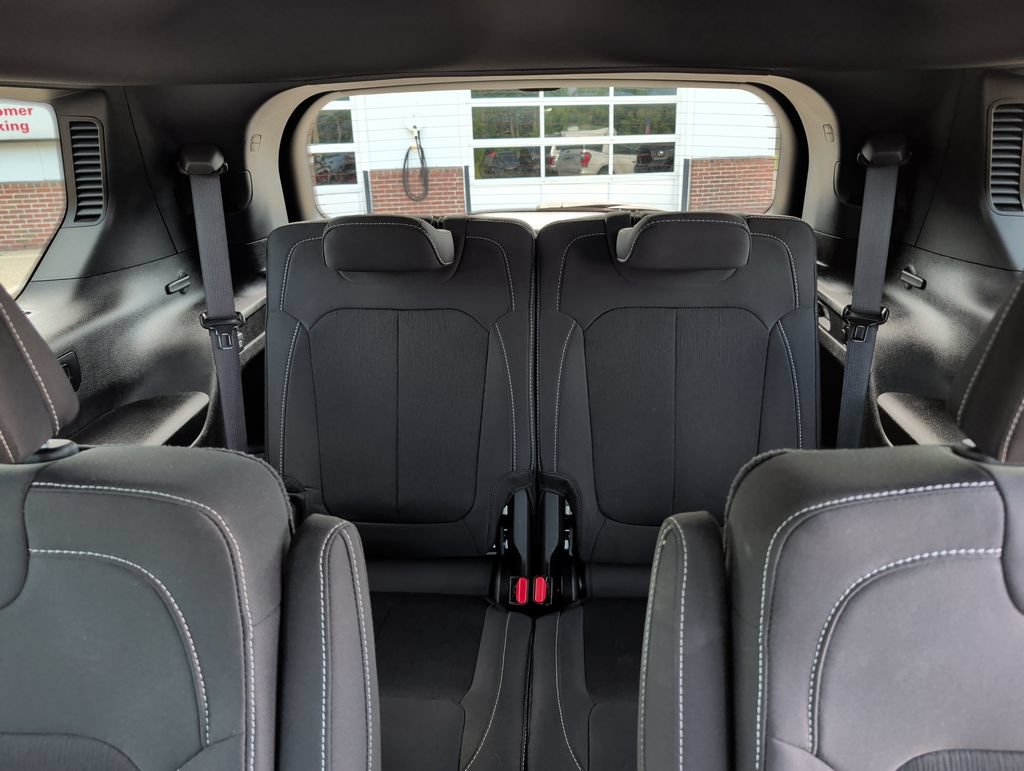 Used 2024 Jeep Grand Cherokee L Laredo w/ Luxury Tech Group I AWD/4WD image 30