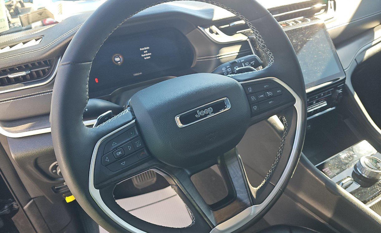 Used 2024 Jeep Grand Cherokee L Limited w/ Luxury Tech Group II image 8