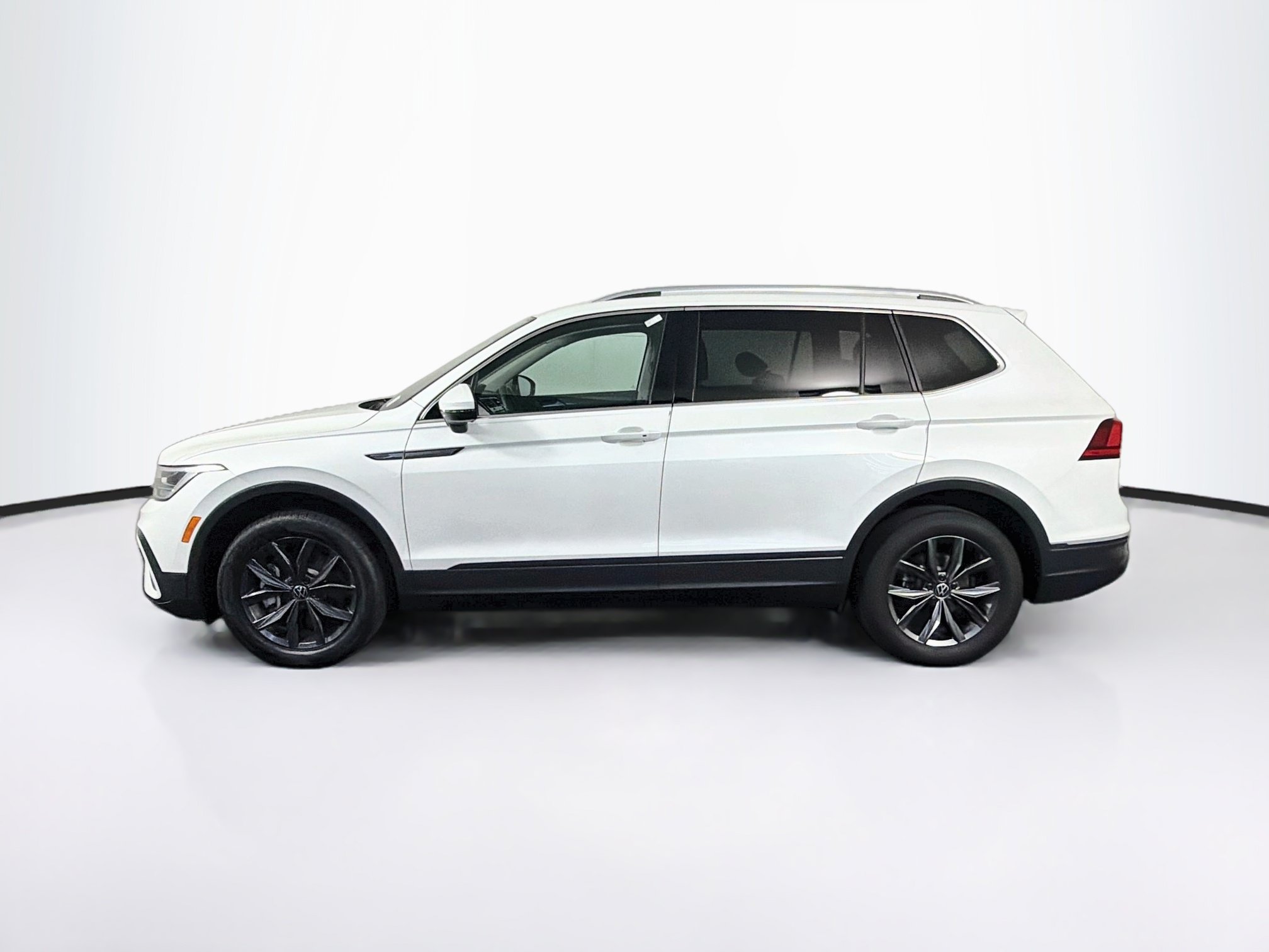 Used 2023 Volkswagen Tiguan SE FWD image 4