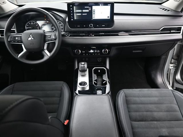 Used 2025 Mitsubishi Outlander SE image 27