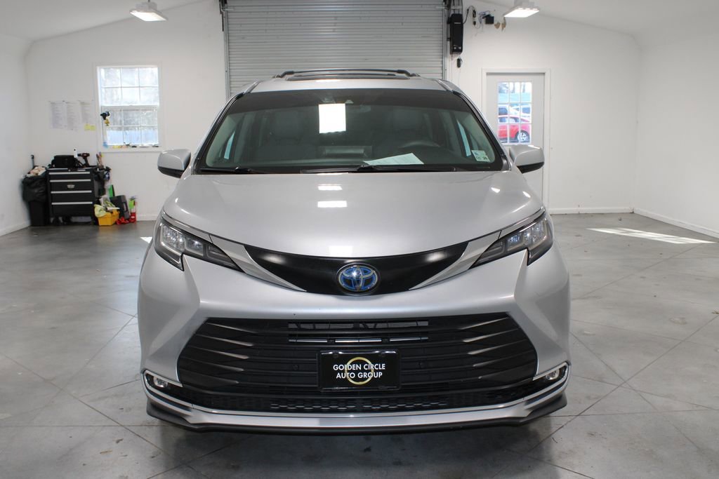 Used 2021 Toyota Sienna XLE image 3