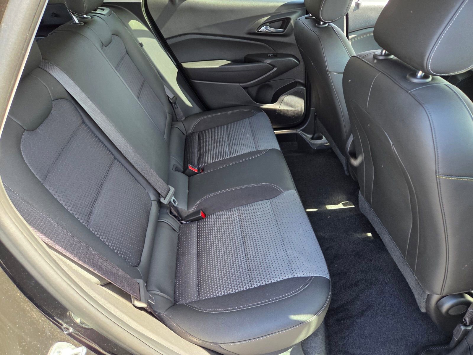 Used 2025 Chevrolet Trax LT FWD image 14