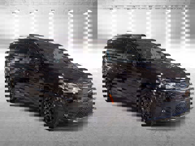 Used 2018 Chrysler Pacifica Touring Plus w/ S Appearance Package image 2