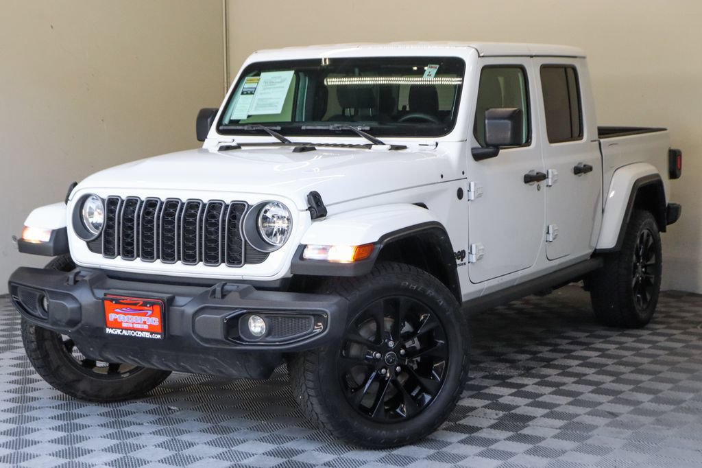 Used 2025 Jeep Gladiator Sport AWD/4WD image 6