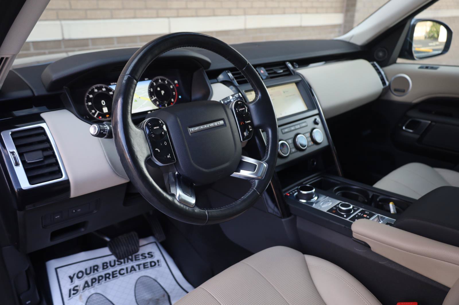 Used 2019 Land Rover Discovery SE AWD/4WD image 16
