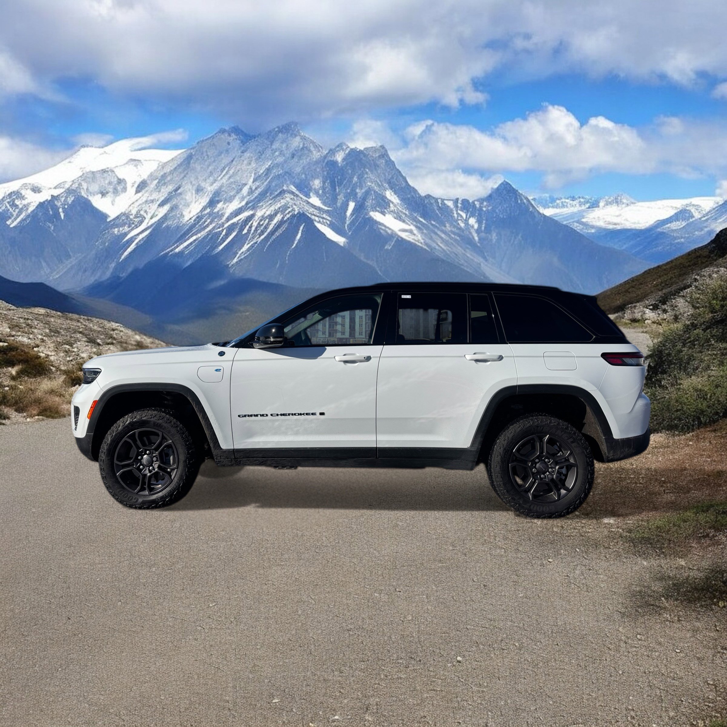 Used 2024 Jeep Grand Cherokee Trailhawk image 2