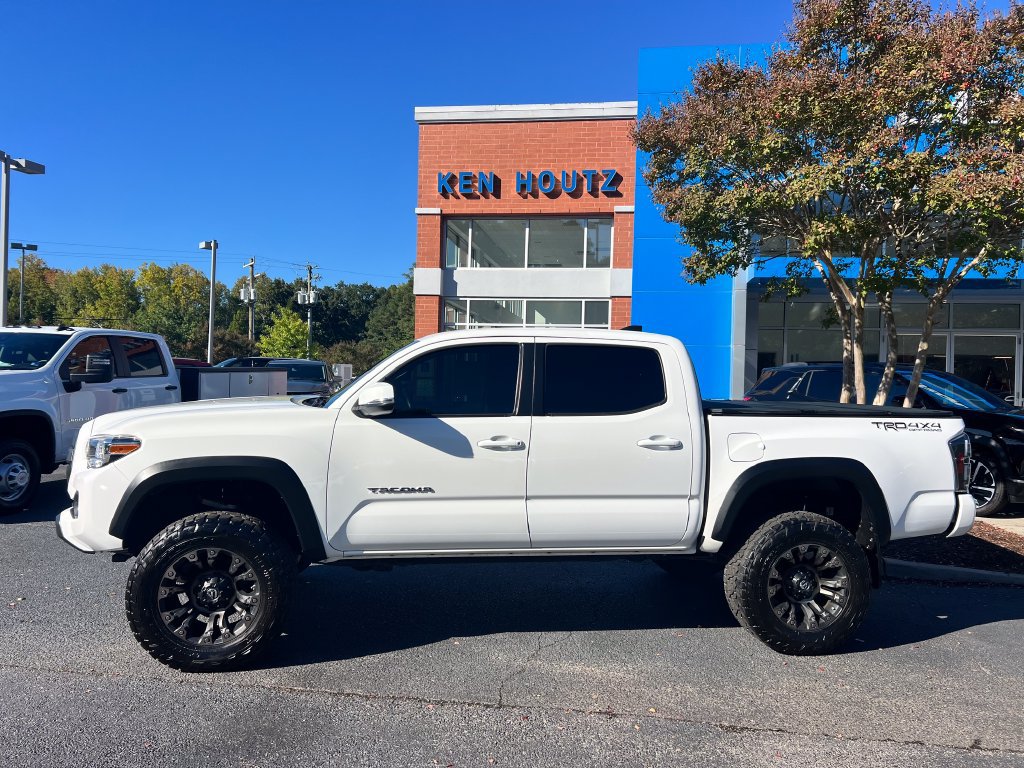 Used 2020 Toyota Tacoma TRD Off-Road AWD/4WD image 2