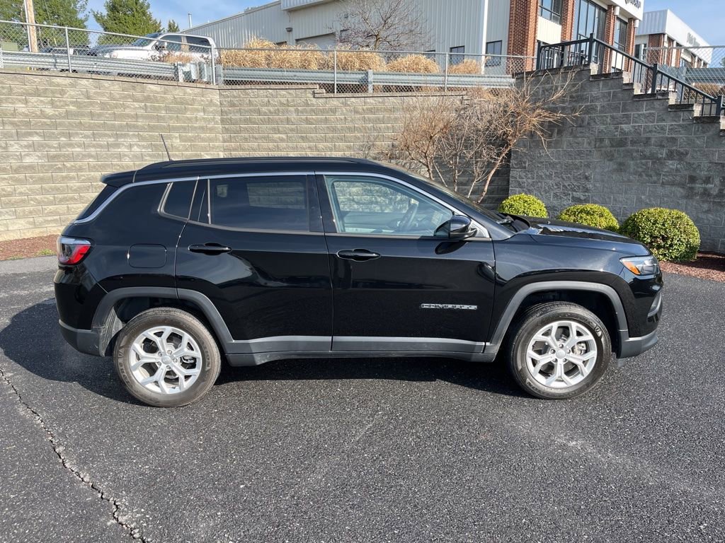 Used 2024 Jeep Compass Latitude image 3