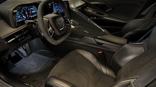 Used 2024 Chevrolet Corvette Stingray Premium Cpe w/ Z51 Performance Package RWD image 3