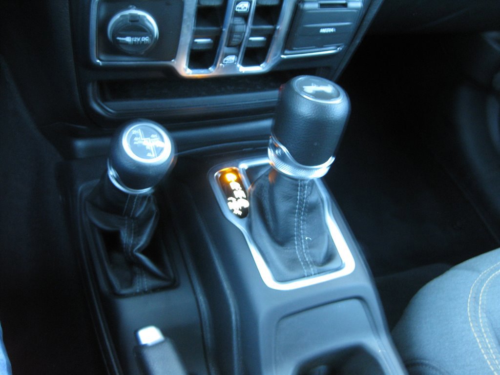 Used 2025 Jeep Wrangler Unlimited Sahara w/ Safety Group image 27