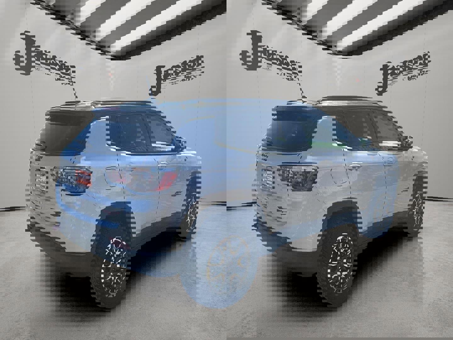 Used 2025 Jeep Compass Trailhawk image 4