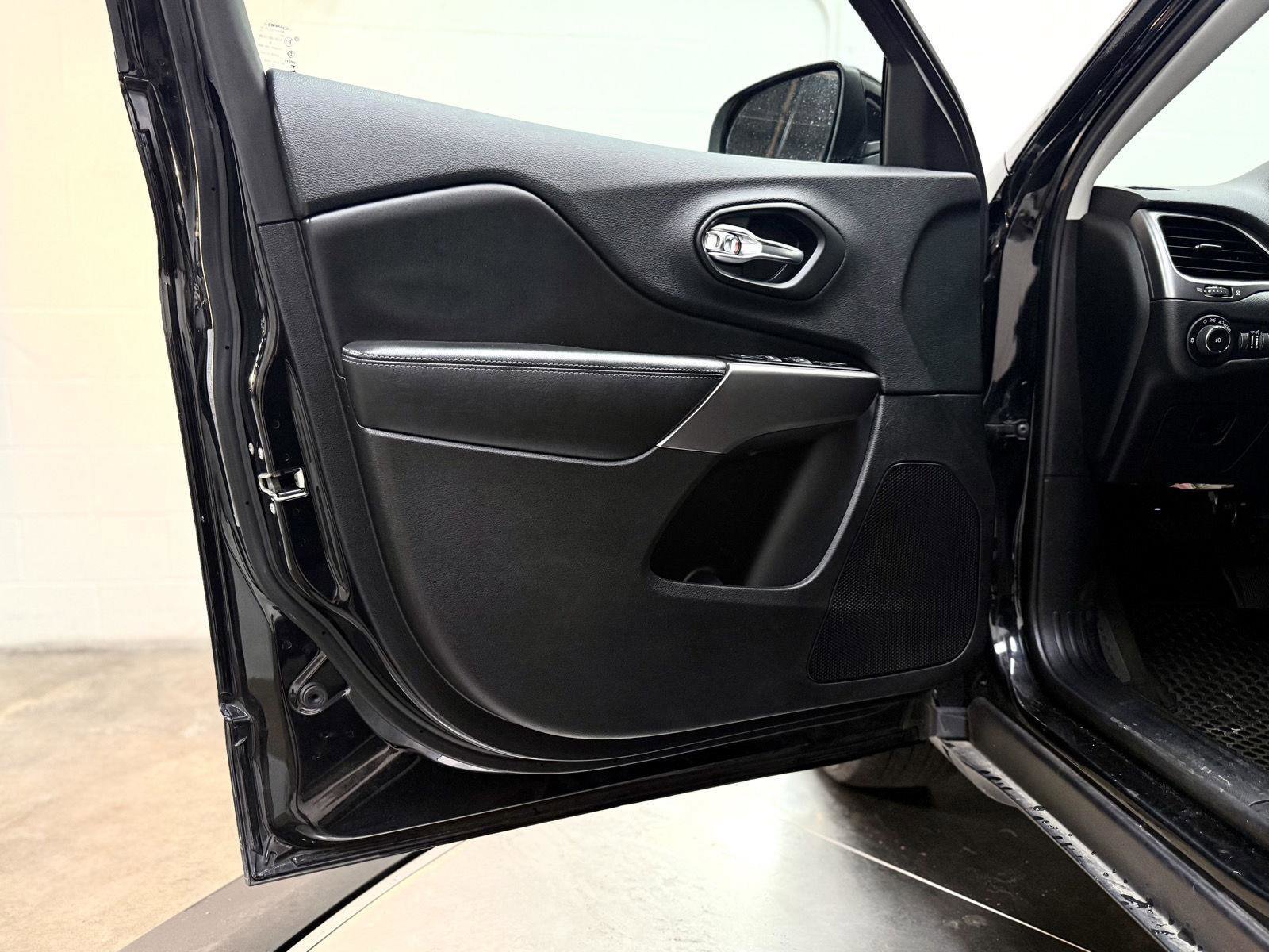 Used 2019 Jeep Cherokee Latitude Plus w/ Cold Weather Group image 11