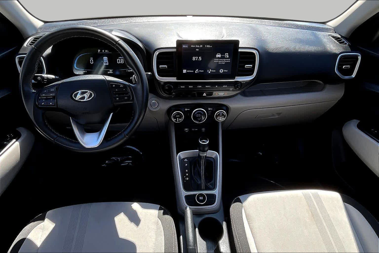 Used 2025 Hyundai Venue SEL FWD image 15