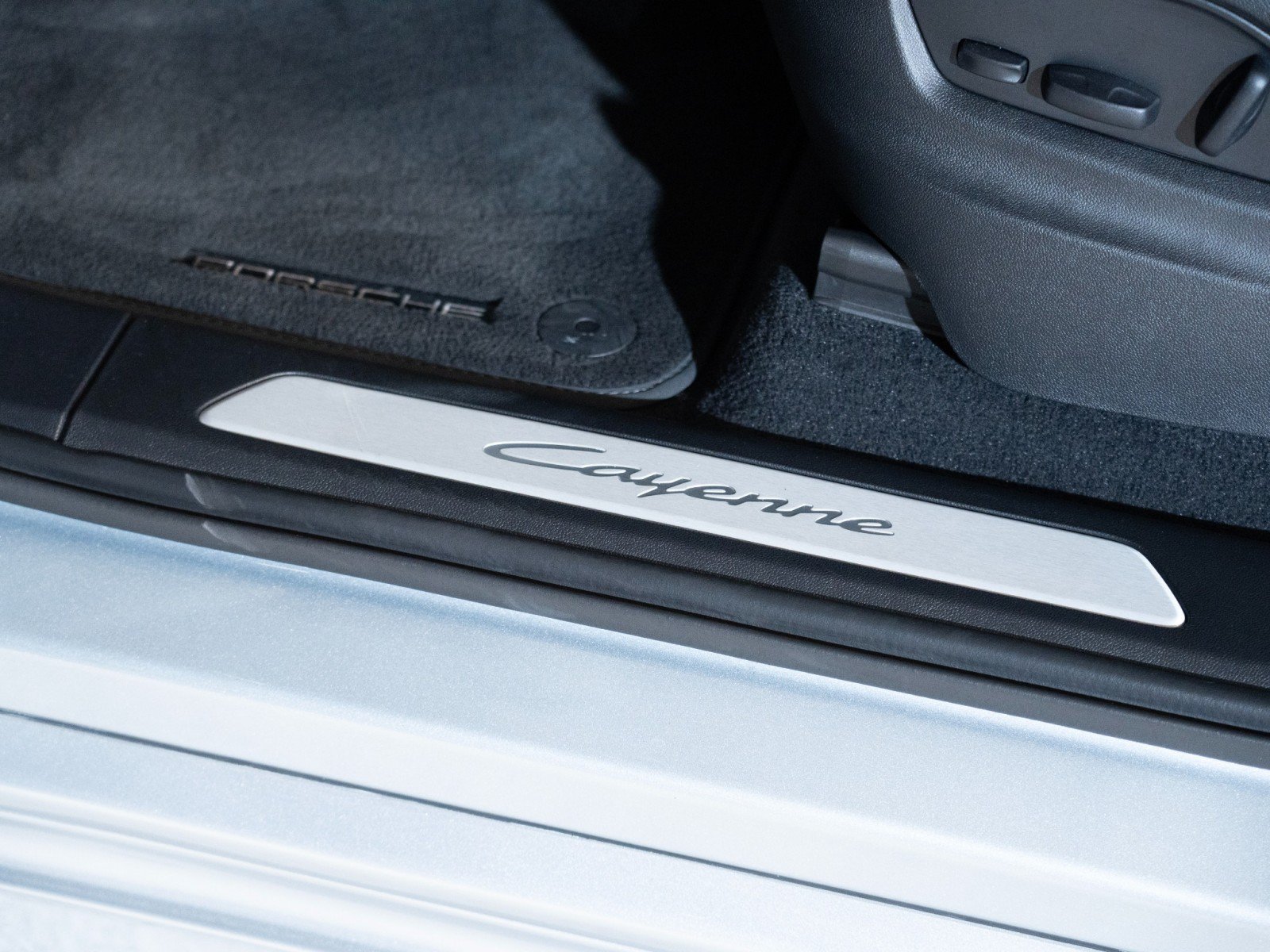 Certified 2024 Porsche Cayenne GTS AWD/4WD image 12