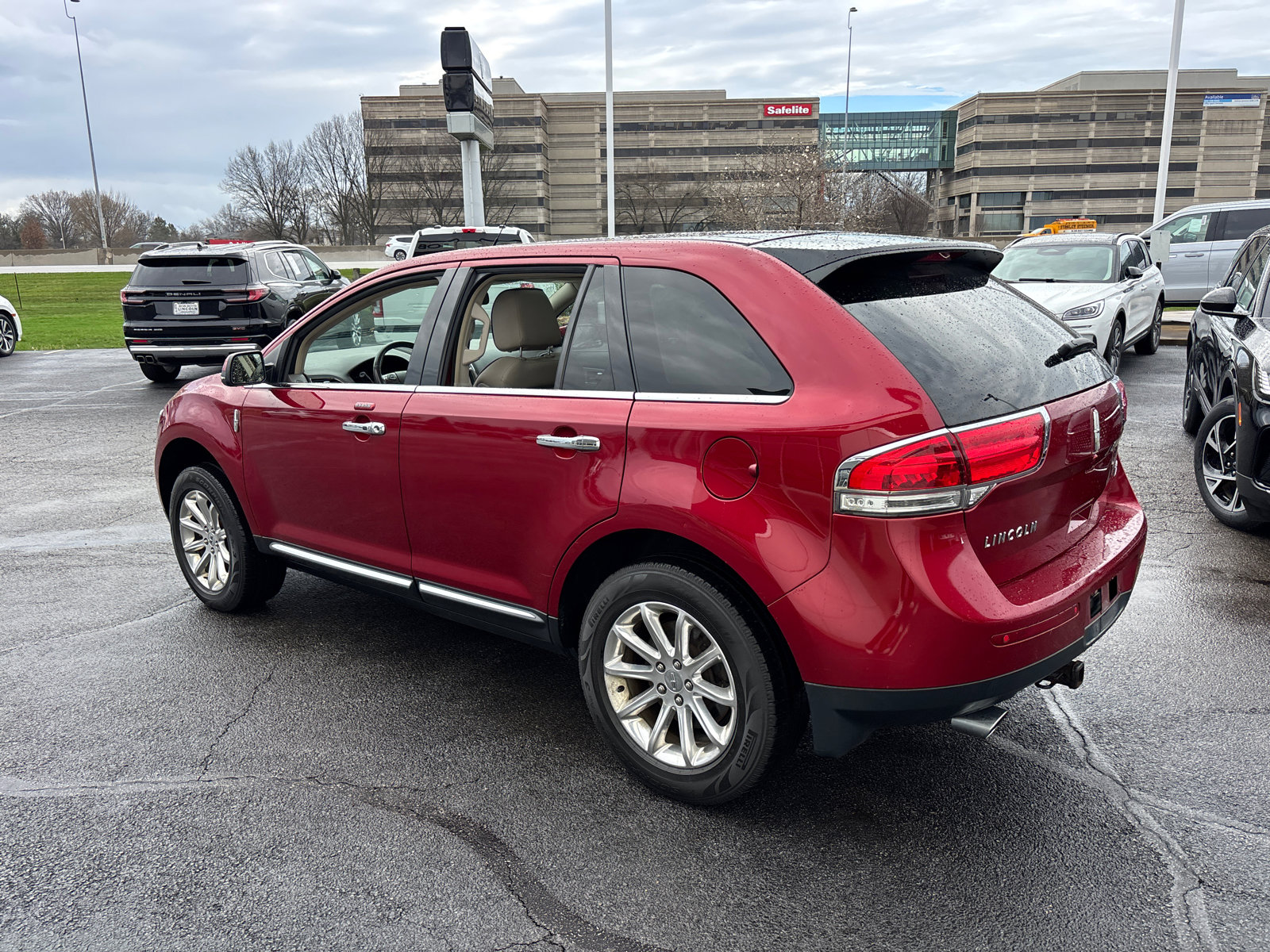Used 2013 Lincoln MKX FWD image 5