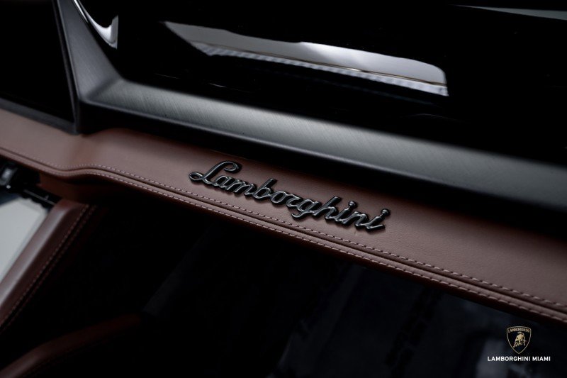 Used 2025 Lamborghini Urus SE image 42