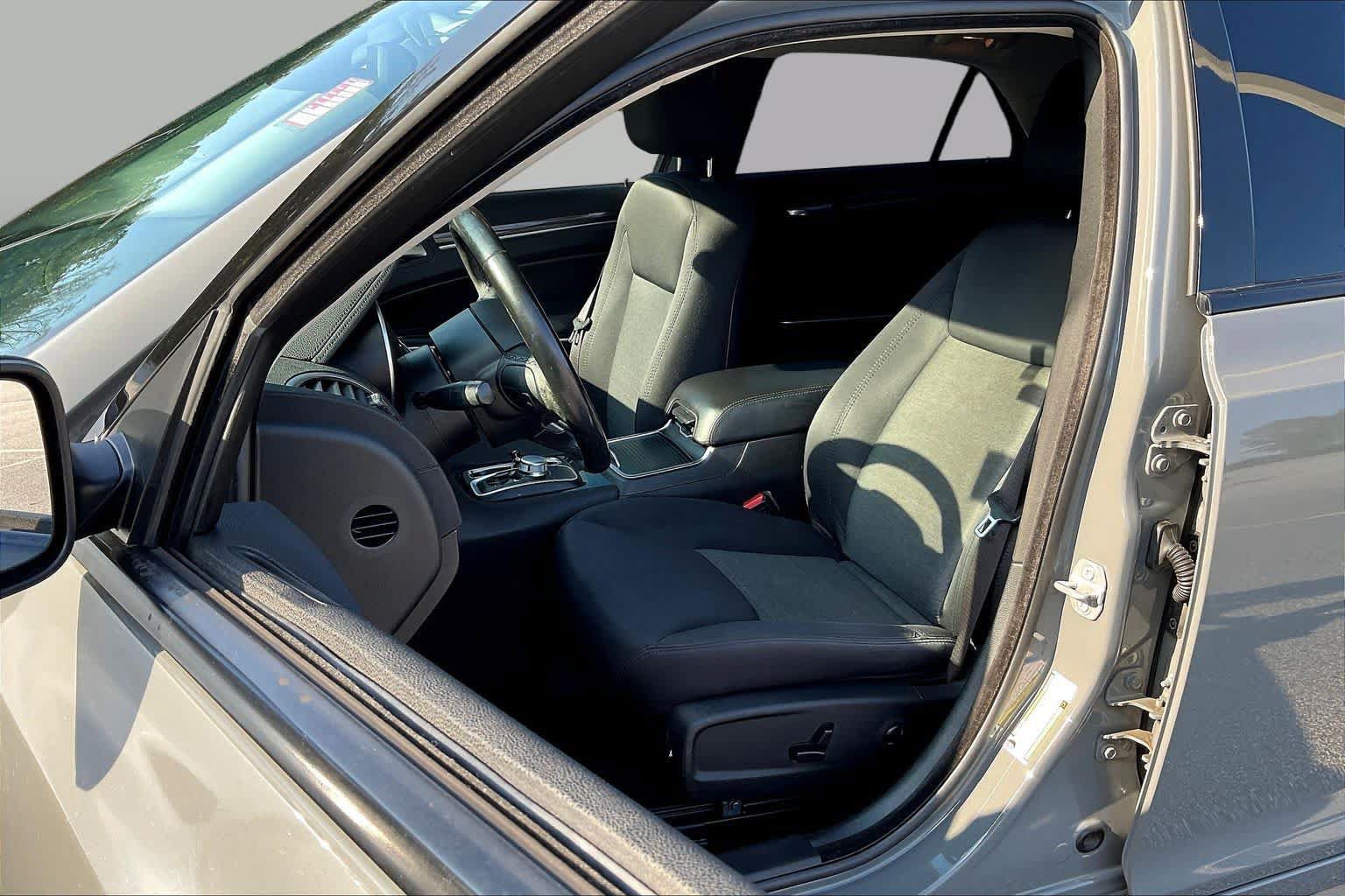 Used 2019 Chrysler 300 Touring w/ Sport Appearance Package RWD image 8