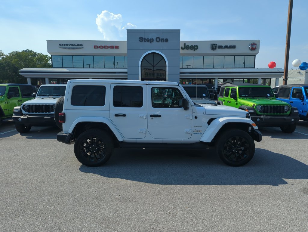 Used 2022 Jeep Wrangler Unlimited Sahara AWD/4WD image 7