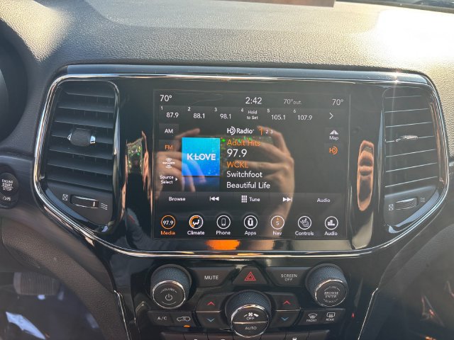 Used 2020 Jeep Grand Cherokee Altitude AWD/4WD image 19