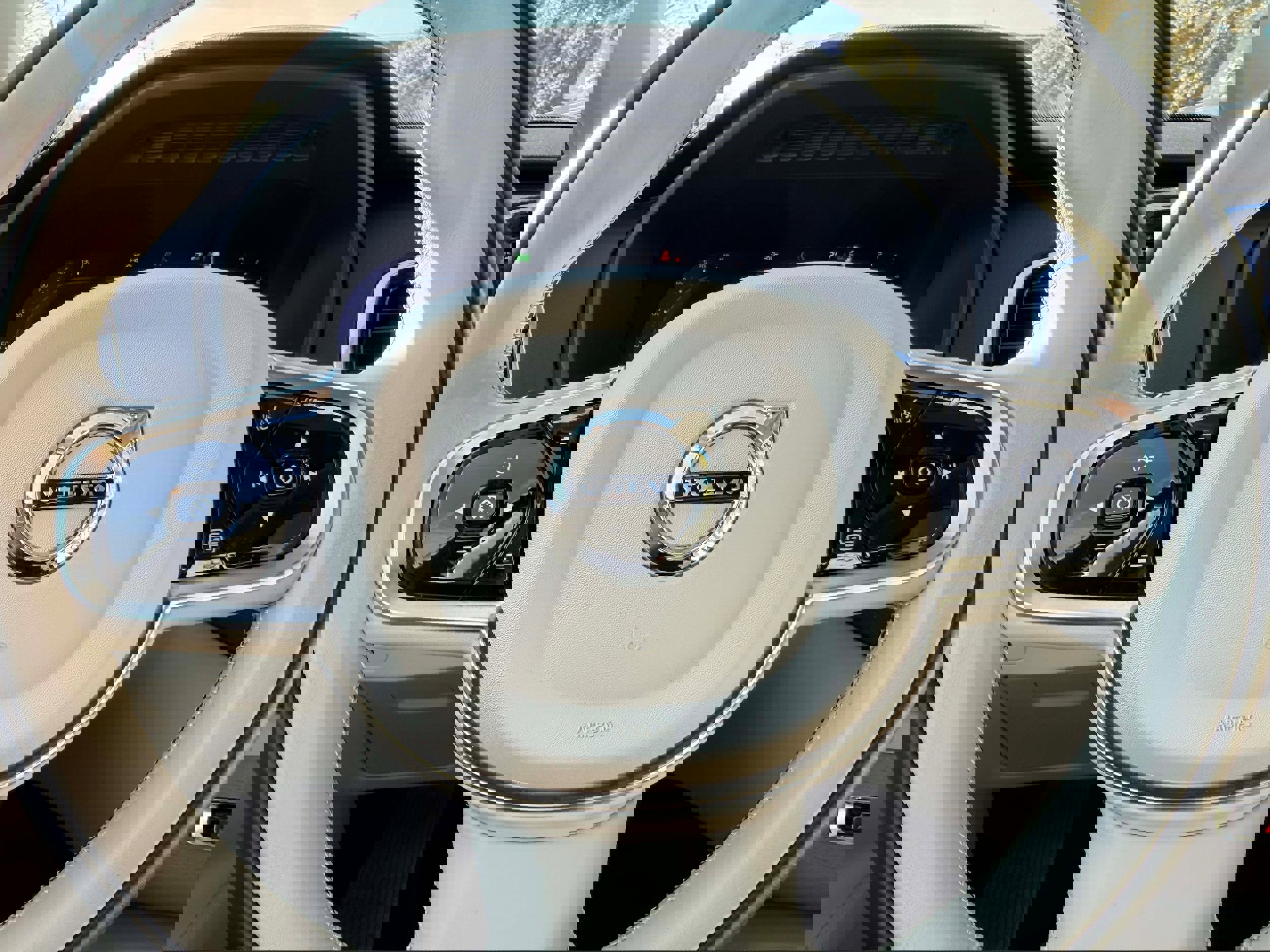 Used 2025 Volvo XC90 B6 Plus w/ Protection Package image 20