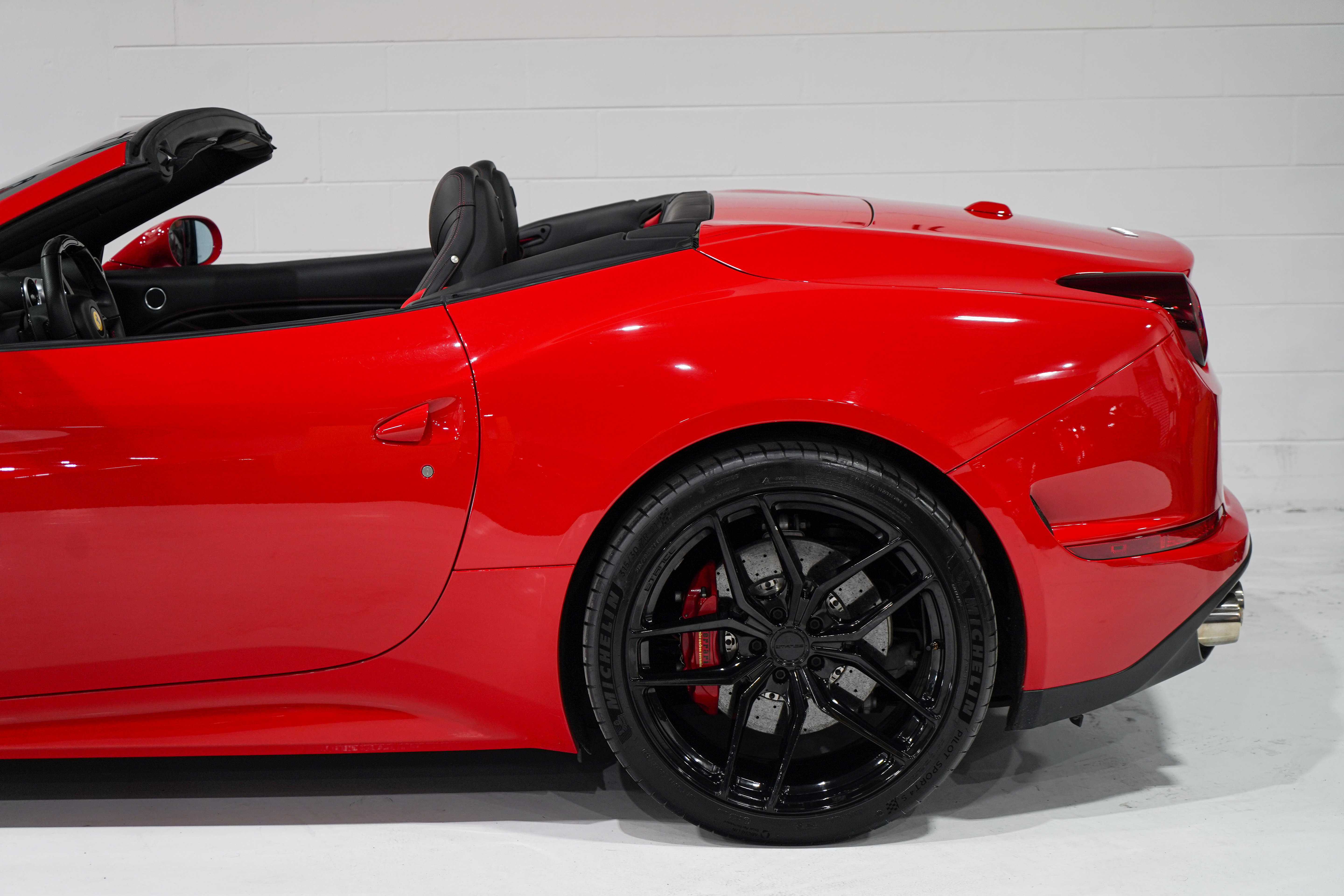 Used 2017 Ferrari California T RWD image 32