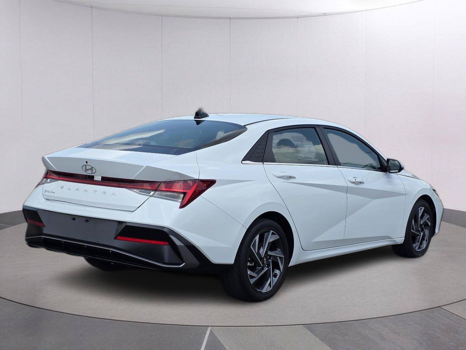 Used 2025 Hyundai Elantra SEL FWD image 5