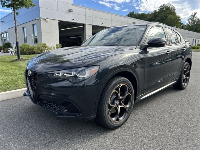 New 2025 Alfa Romeo Stelvio Sprint image 4