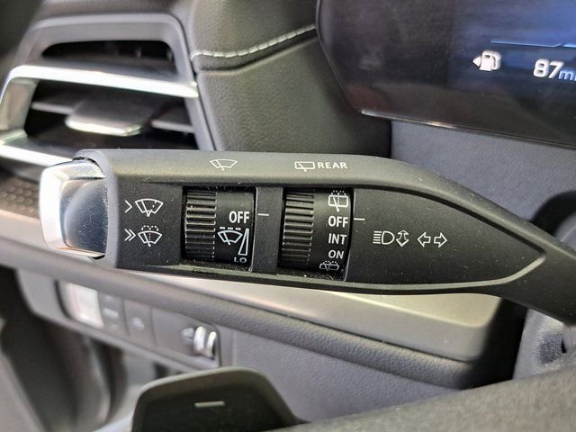 Used 2025 Chevrolet Traverse LT image 13