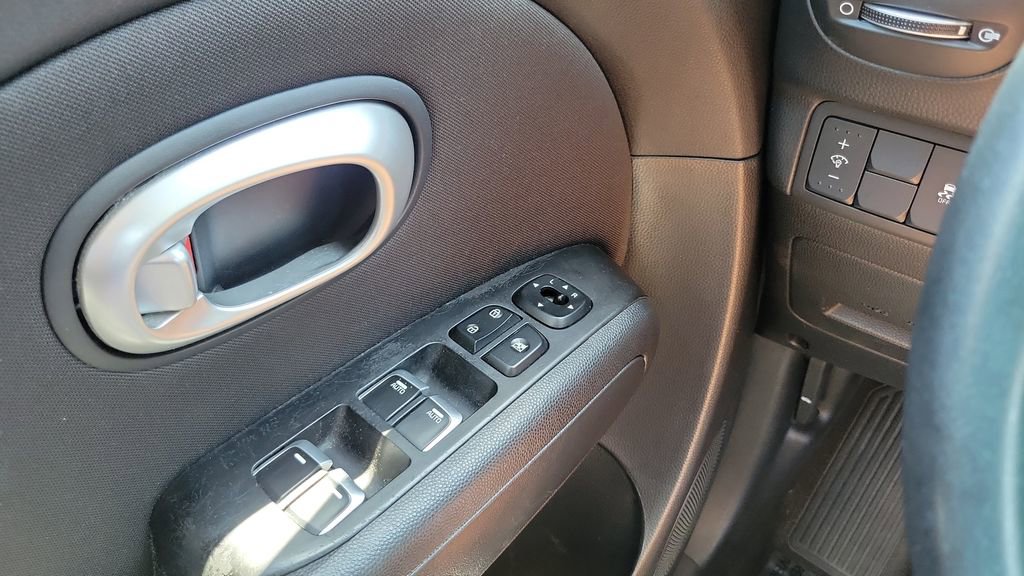 Used 2017 Kia Soul + FWD image 20