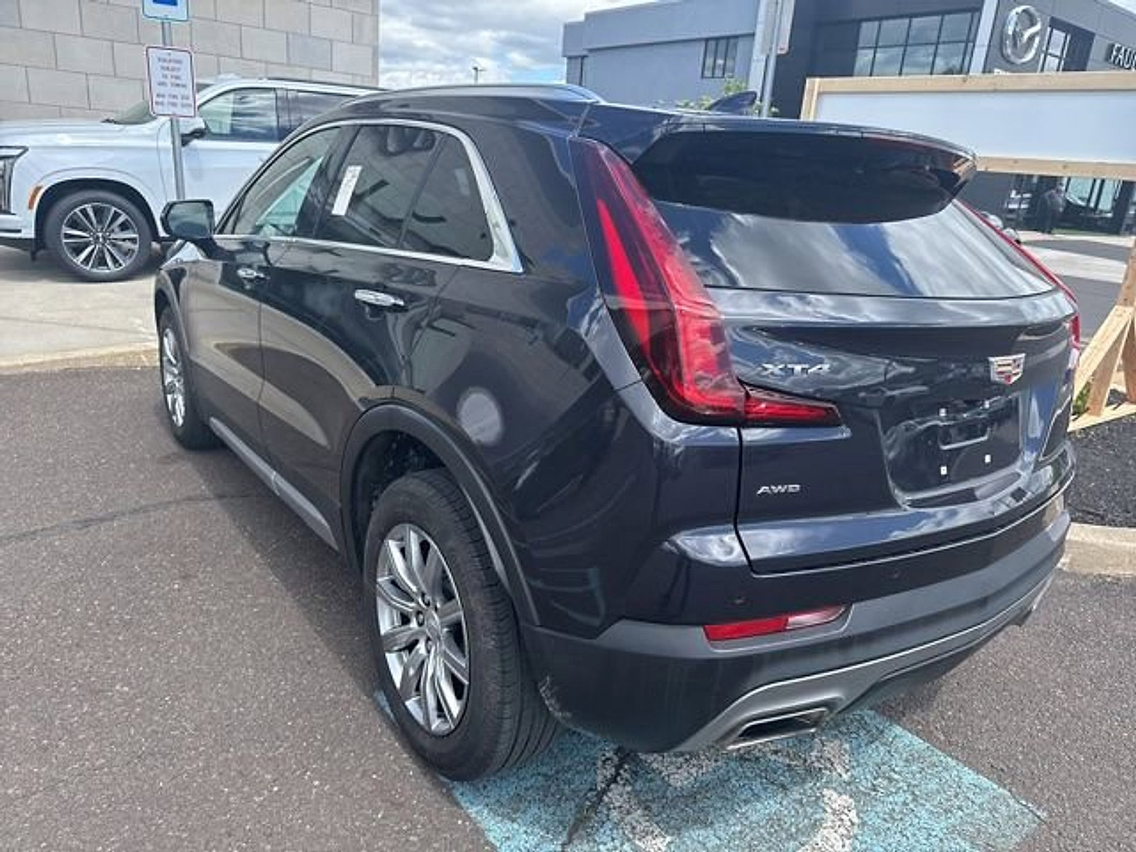 Used 2023 Cadillac XT4 Premium Luxury AWD/4WD image 4