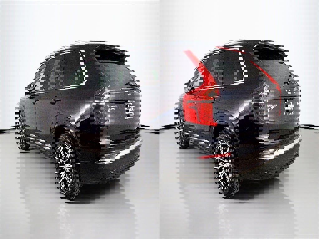 Certified 2025 Volvo XC90 B6 Plus image 5