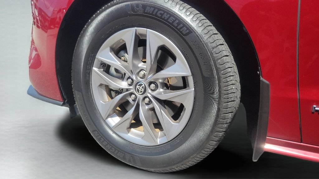 Certified 2021 Toyota Sienna XLE FWD image 27