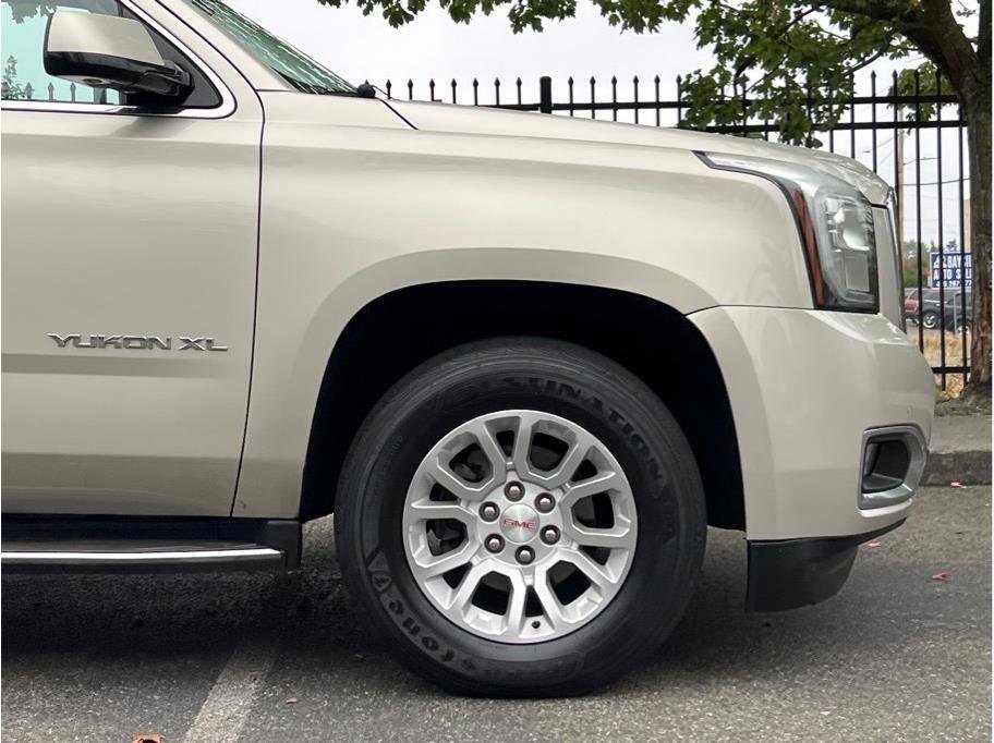 Used 2017 GMC Yukon XL SLT image 2