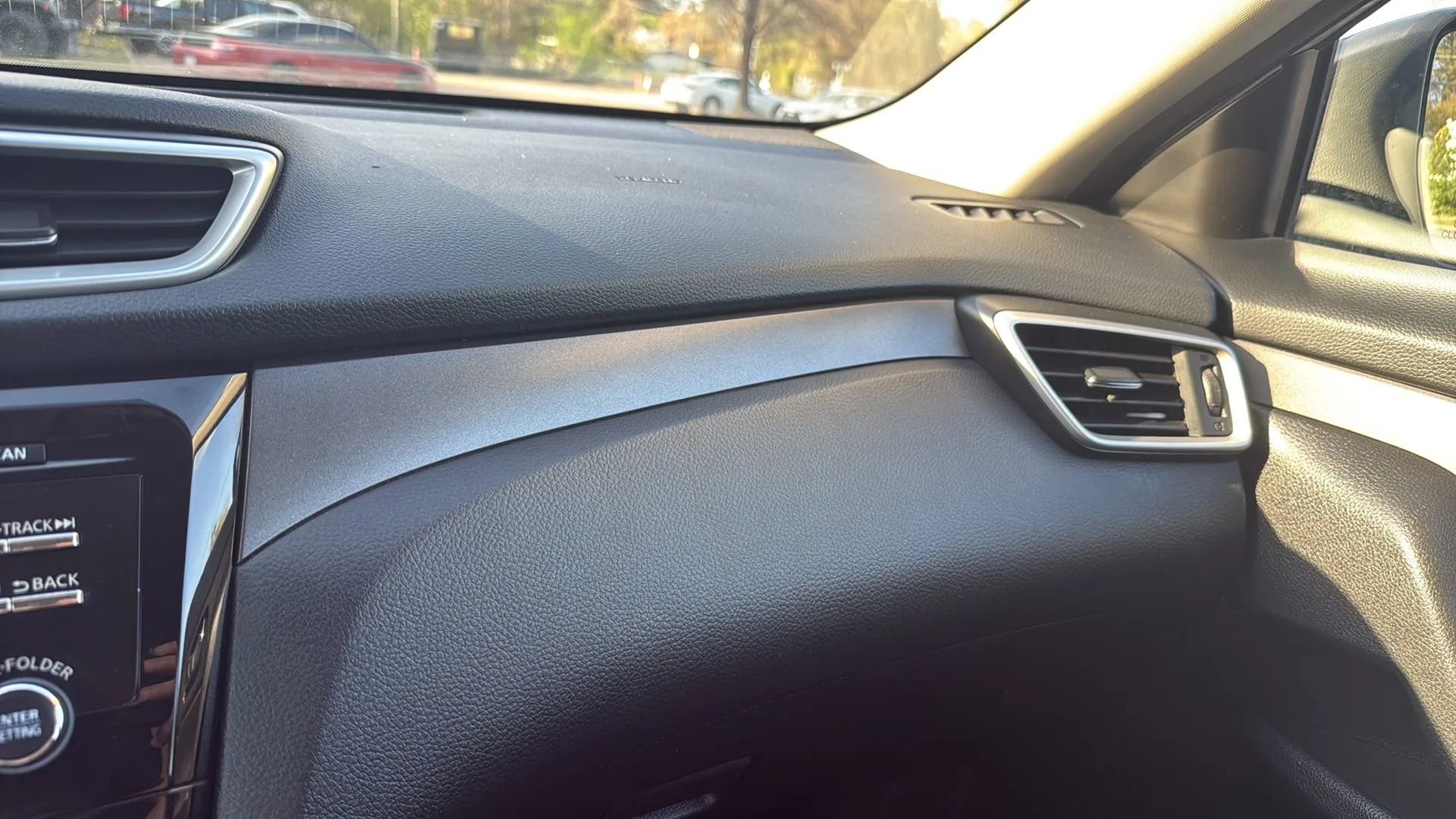 Used 2015 Nissan Rogue S image 39