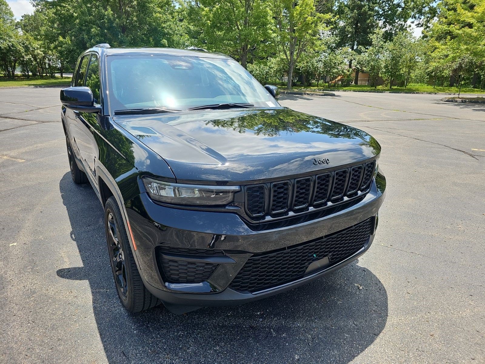 Used 2023 Jeep Grand Cherokee Altitude AWD/4WD image 8