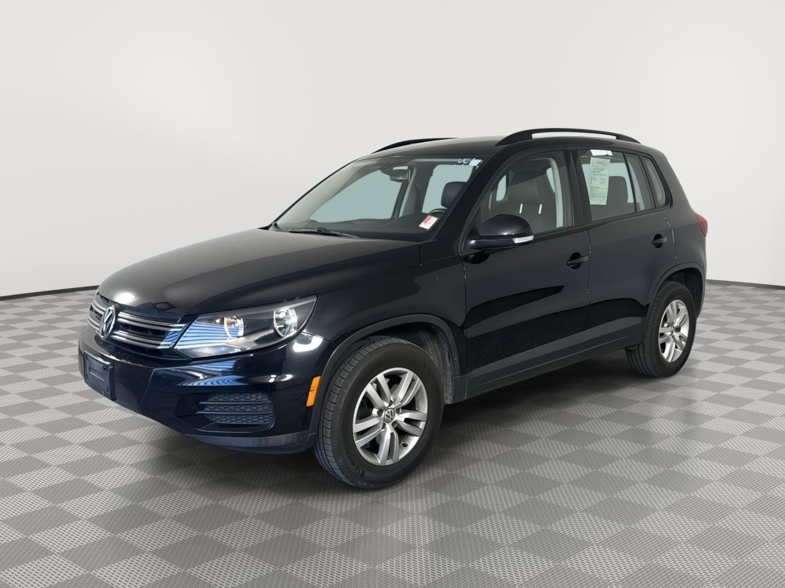 Used 2017 Volkswagen Tiguan S image 3