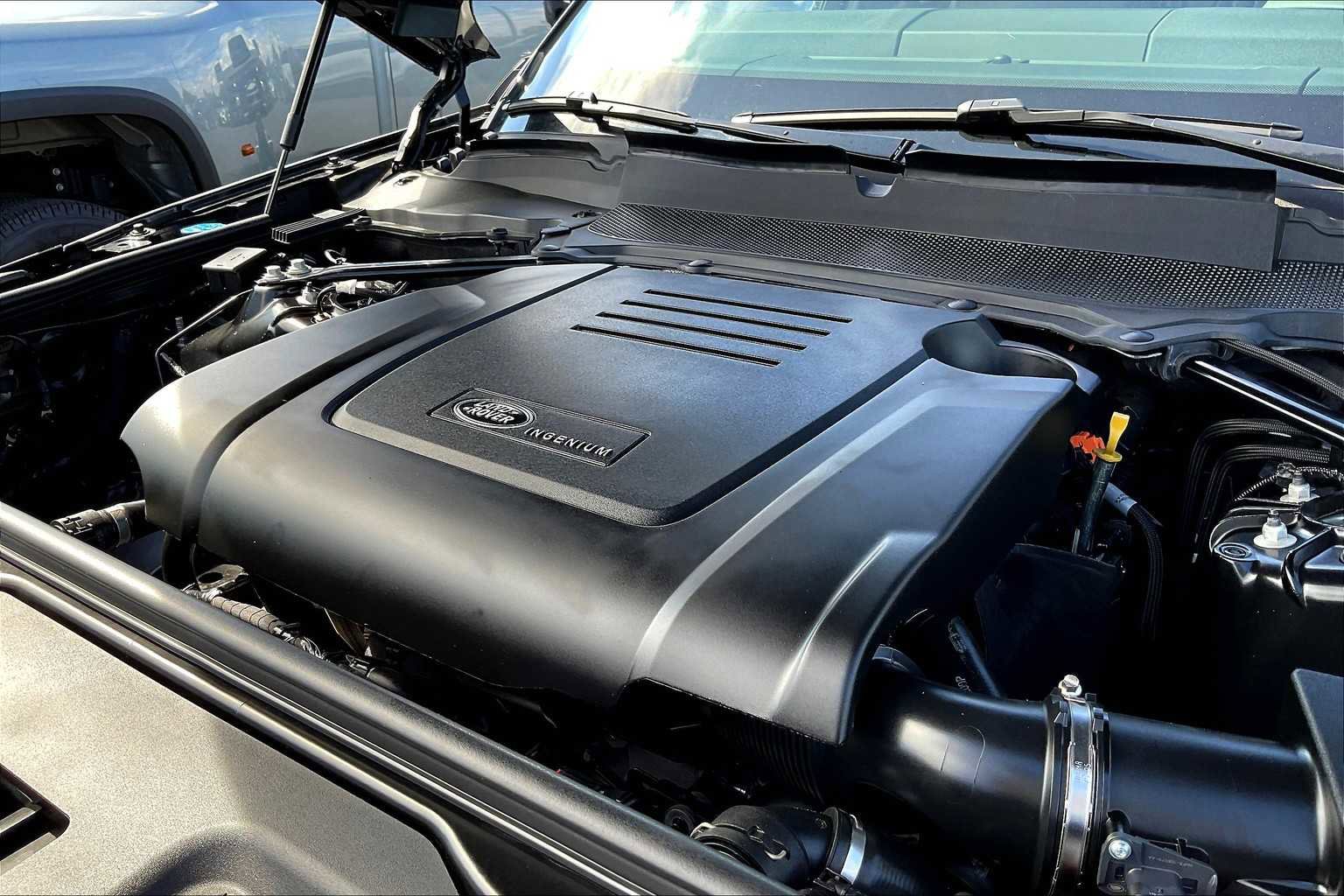 Used 2025 Land Rover Discovery S image 34