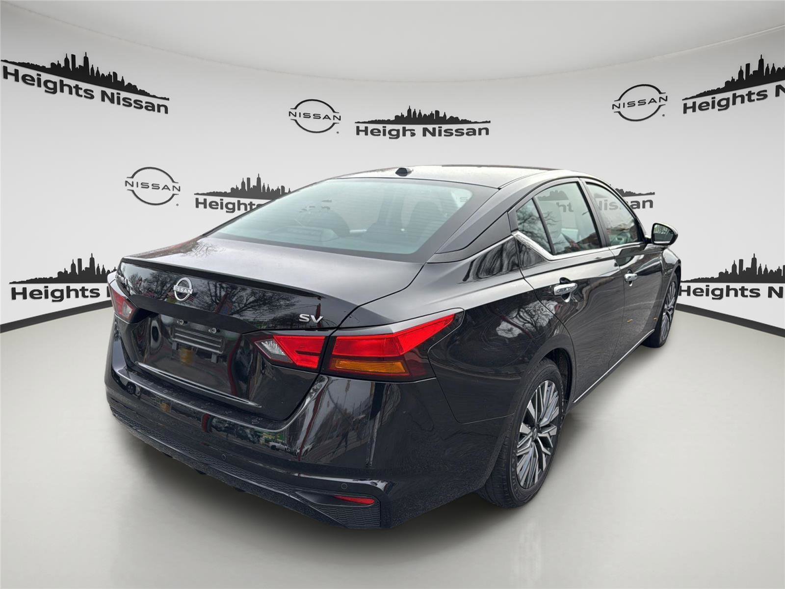 Used 2023 Nissan Altima 2.5 SV image 2