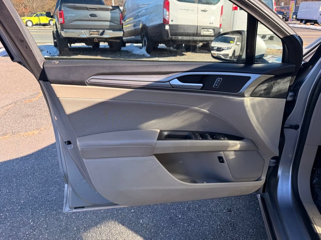 Used 2020 Ford Fusion SE FWD image 20