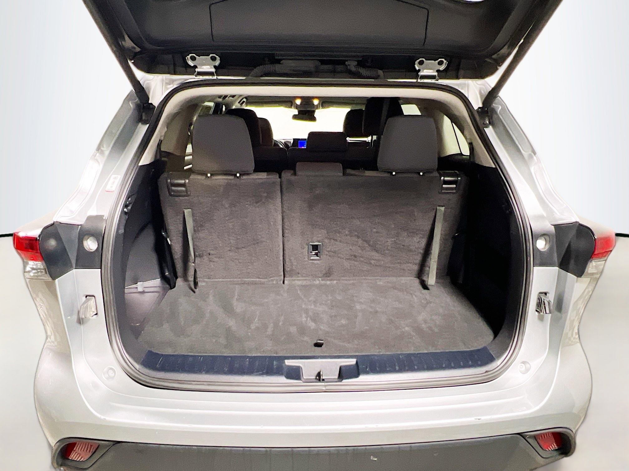 Used 2024 Toyota Highlander LE image 9
