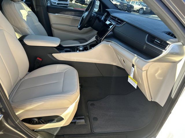 New 2025 Jeep Grand Cherokee L Limited w/ Black Appearance Package image 13