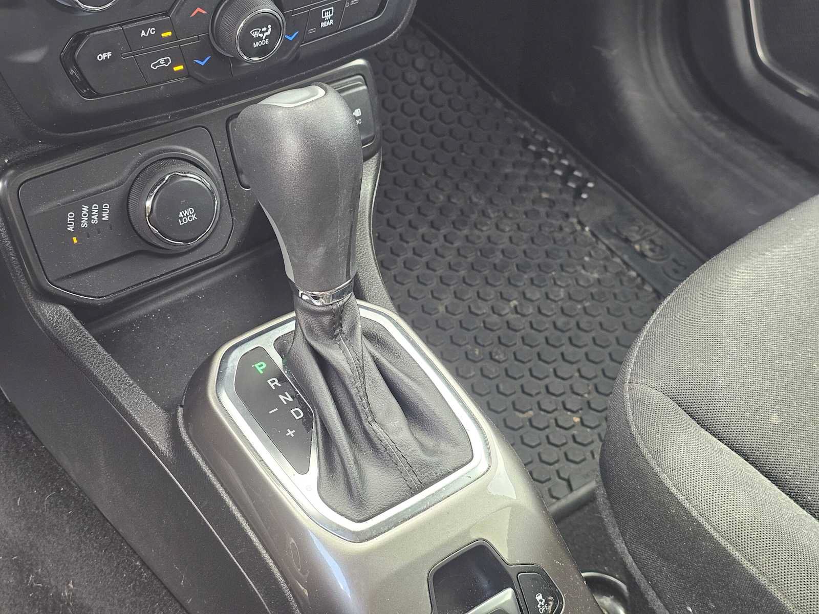 Used 2022 Jeep Renegade Latitude AWD/4WD image 31