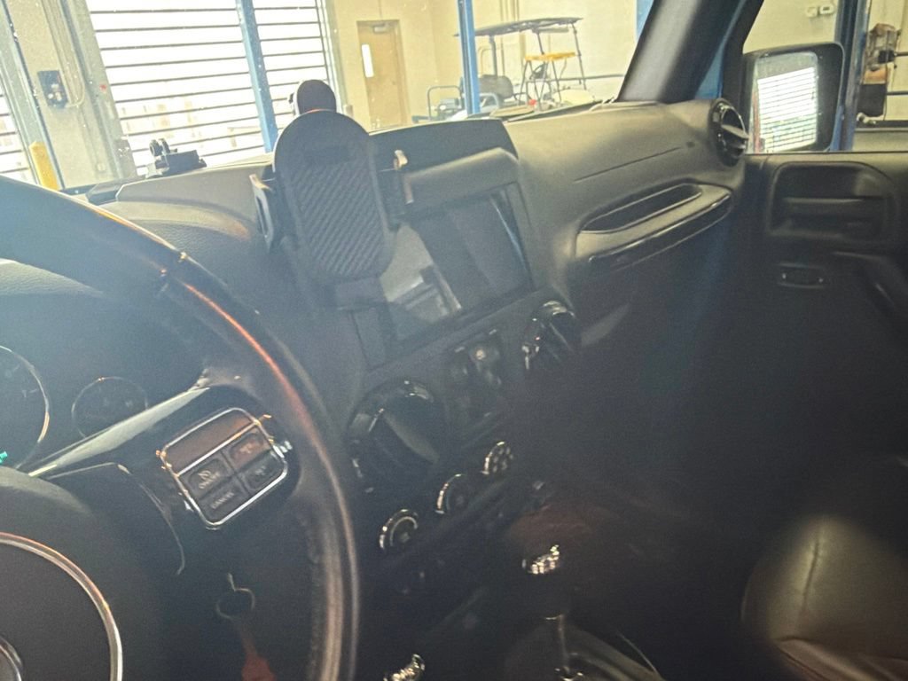 Used 2015 Jeep Wrangler Unlimited Sahara AWD/4WD image 4
