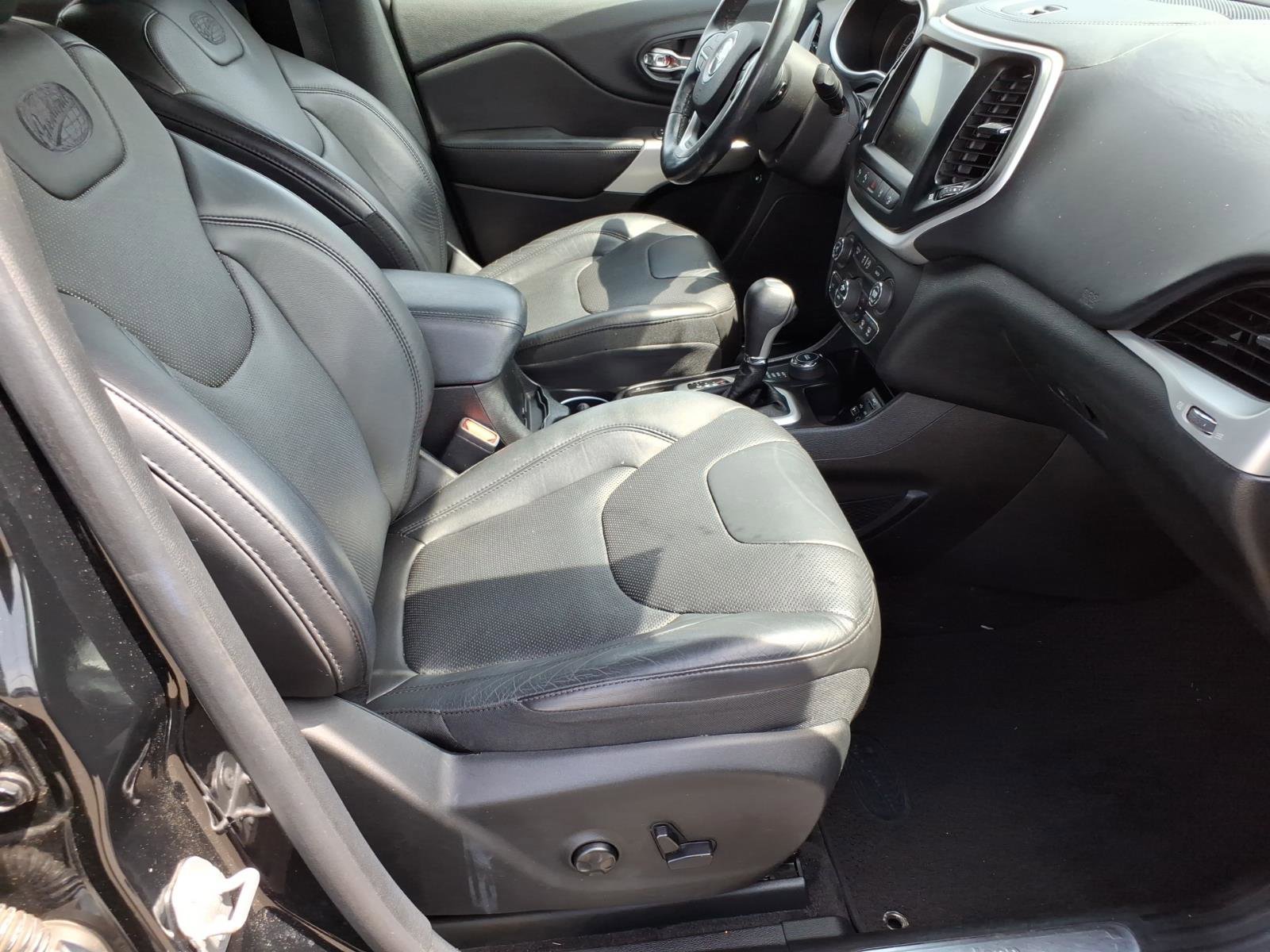 Used 2018 Jeep Cherokee Overland w/ Technology Group image 8